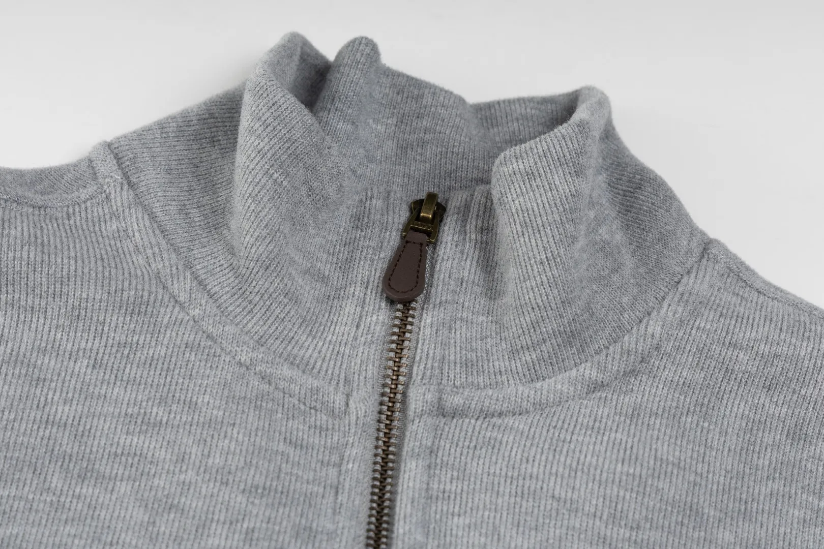 P230 #R97 Ralph lauren twelve-color embroidered pony logo half-zip high-neck long-sleeved knitted sweatshirt. The same style for men and women. The new half-zip sweatshirt for couples to wear in autumn is here! This kind of sweatshirt is really popular this year, even more popular than the hooded sweatshirt. Open the zipper and it can be used as a large lapel, which makes it more fashionable. The color of the classic design of the little war horse on the chest is matched with the embroidery. The simple zipper design echoes the brand logo, so you don’t need to match too much. The sweater version is loose enough! The fabric is custom-woven and dyed 100 cotton. 320g high gram weight 100% cotton knitted cotton with a certain thickness. The fabric is soft and comfortable, and the three-dimensional fabric is full of texture. The stitching is three needles and five threads, which is beautiful and strong. The pattern is also good. Although it is loose, it does not look bulky! - It is not a popular color scheme on the street. The color is pure and highly recommended. The upper body has a particularly high rate of turning heads. Loose style. Big drop shoulder OS style. Same style for men and women. Couple wear. Versatile and practical! Color: Gray, navy, khaki, green label, oatmeal brown label, apricot, black, army green, burgundy, pink, dark gray, light blue, white. Size: S M L XL Length: 70/72/74/76 Bust: 53.5/55.5/57.5/58.5 Shoulder width: 44/45/46/47 Sleeve length: 61/62/63/64
